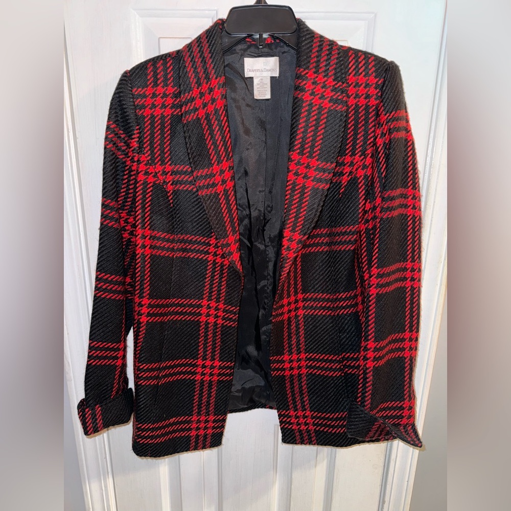 Black and Red Draper’s & Damon’s blazer.